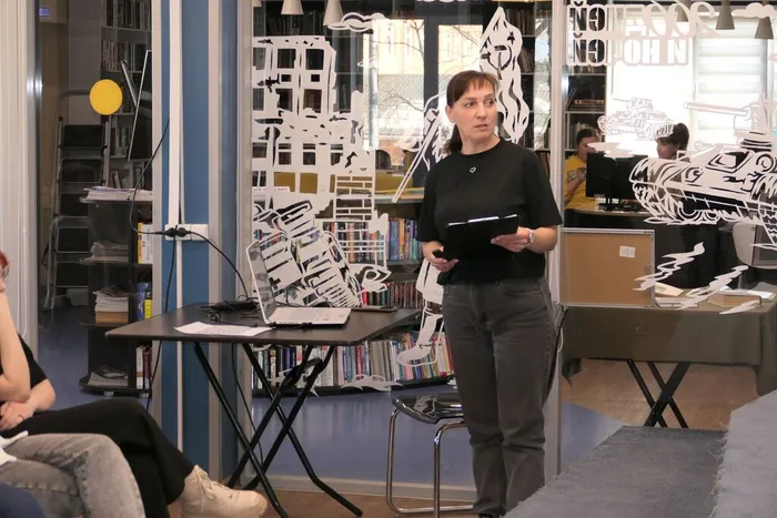 Ведущая тематической игры Лидия Плахова