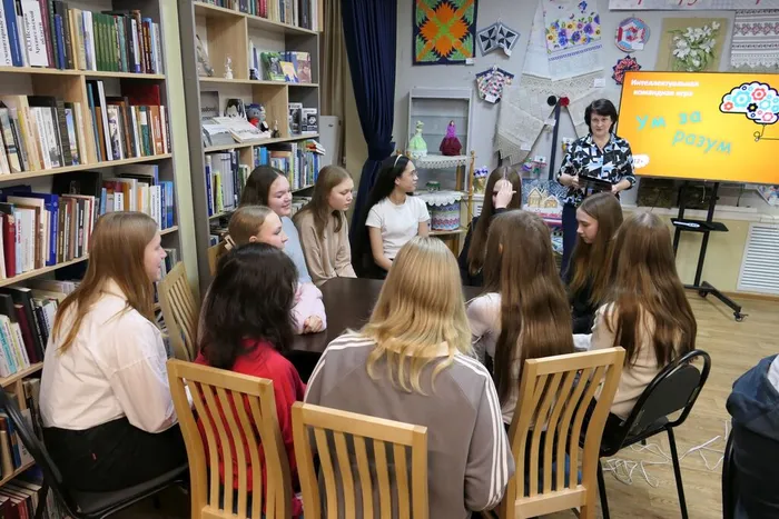 Ведущая Светлана Лобанова объясняет правила игры