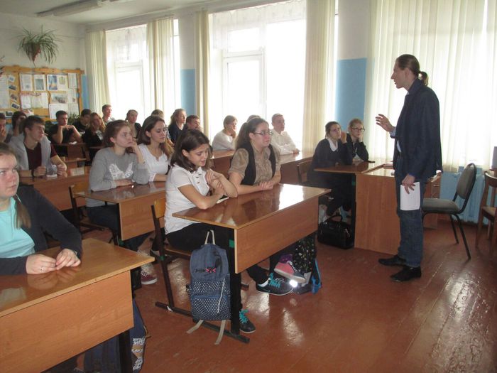 Илья Снегирев встречается с учащимися Коношской средней школы