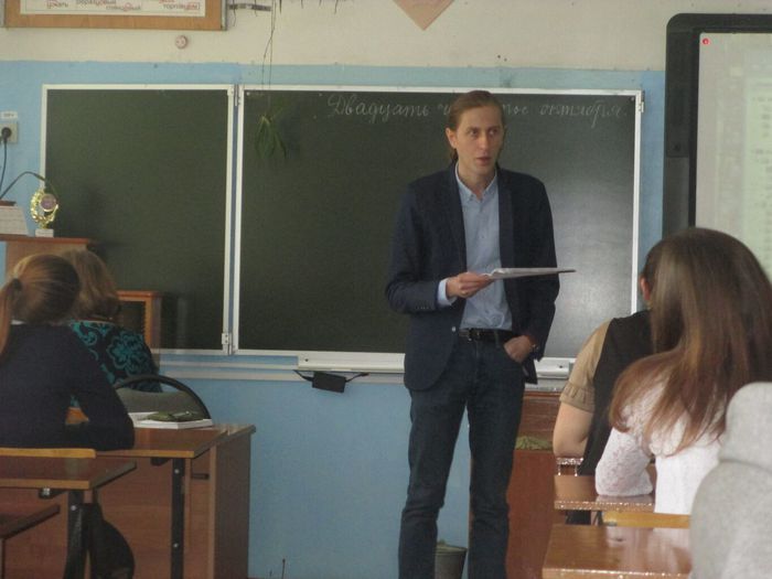 Илья Снегирев встречается с учащимися Коношской средней школы